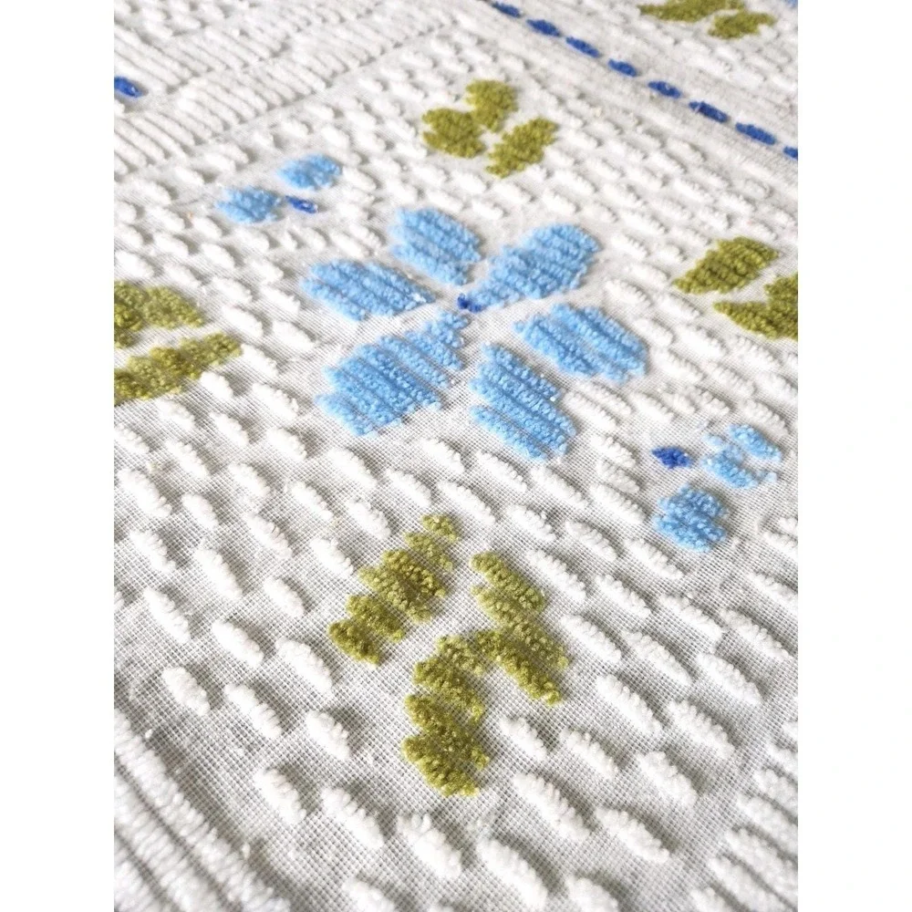Vintage Chenille Tufted Floral Daisy Queen Bedspread Flowers White Blue Georgian